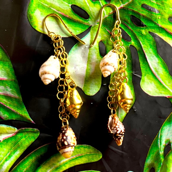 14k Hawaii Gold shell 🐚 earrings - Picture 2 of 3